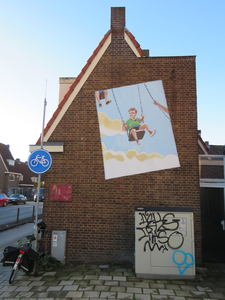828602 Gezicht op de muurschildering met kinderen in een zweefmolen van kunstenaar Jos Peeters, op de zijgevel van het ...